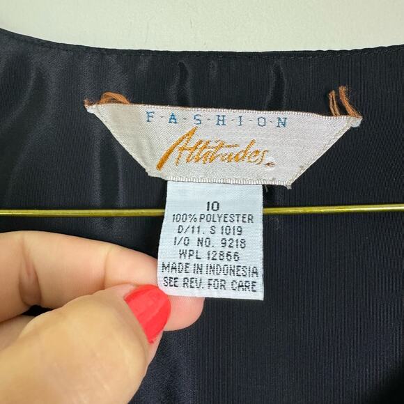 Fashion Attitudes VINTAGE‎ black Silky Short Sleeve blouse gold metal Buttons - Picture 6 of 7